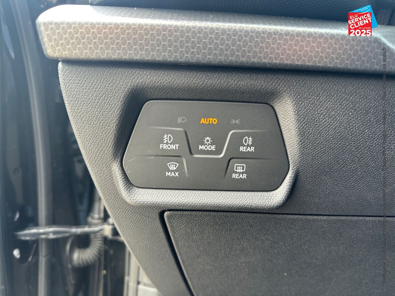 Véhicule d'occasion SEAT LEON 1.0 ETSI 110CH URBAN DSG7 GPS CAMERA CARPLAY chez Toyota Saint Dizier