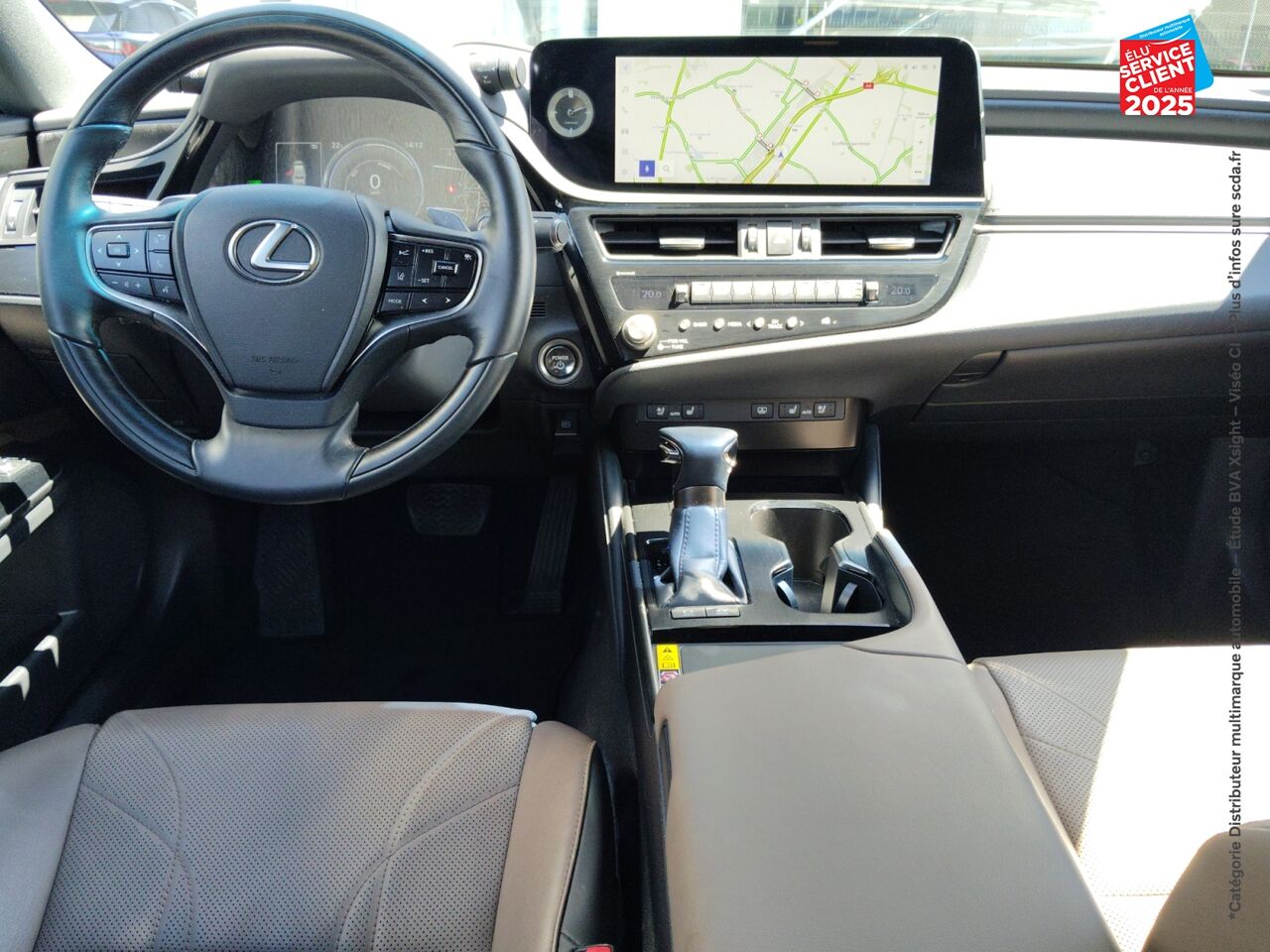 Véhicule d'occasion LEXUS ES 300H LUXE MY25 TPANO SIEGCHAUF/VENTIL/CUIR GPS CAMERA chez HESS Automobile