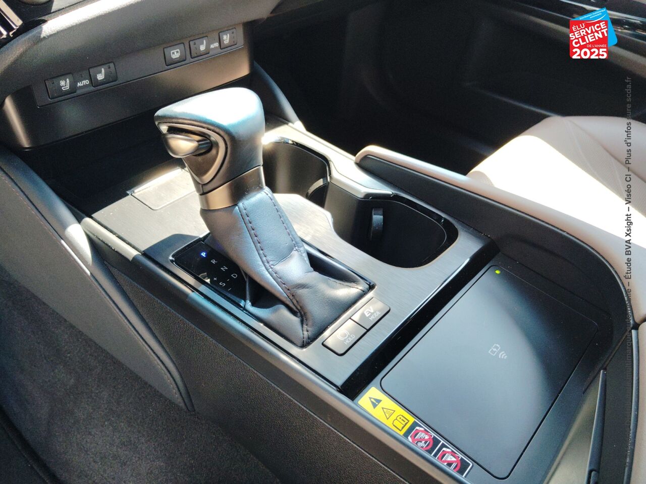 Véhicule d'occasion LEXUS ES 300H LUXE MY25 TPANO SIEGCHAUF/VENTIL/CUIR GPS CAMERA chez HESS Automobile