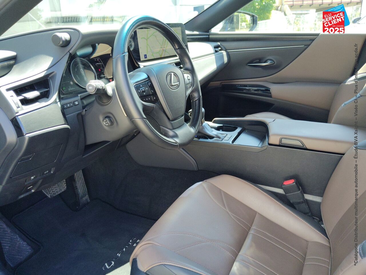 Véhicule d'occasion LEXUS ES 300H LUXE MY25 TPANO SIEGCHAUF/VENTIL/CUIR GPS CAMERA chez HESS Automobile