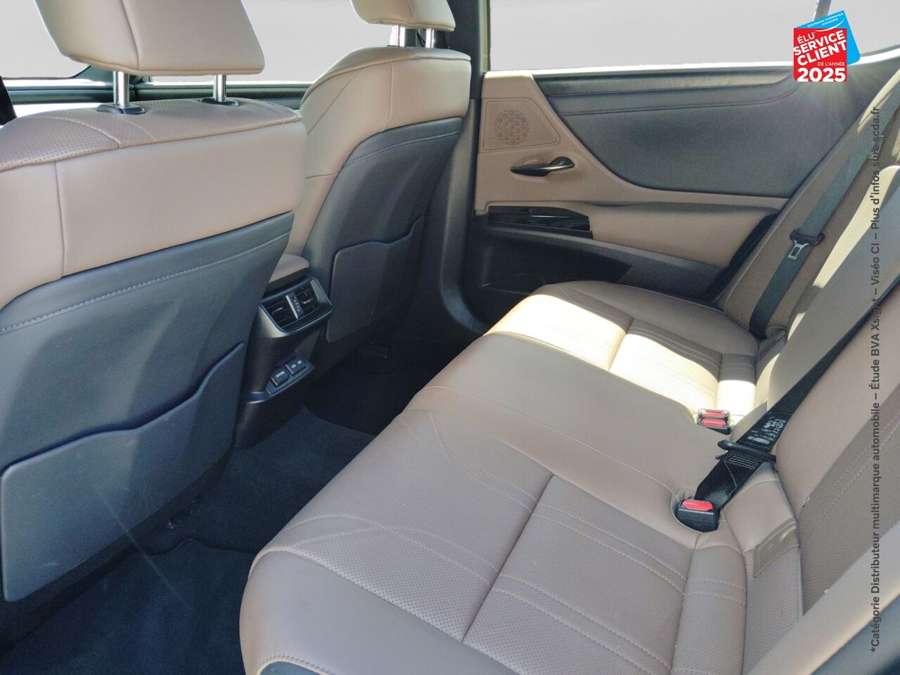 Véhicule d'occasion LEXUS ES 300H LUXE MY25 TPANO SIEGCHAUF/VENTIL/CUIR GPS CAMERA chez HESS Automobile