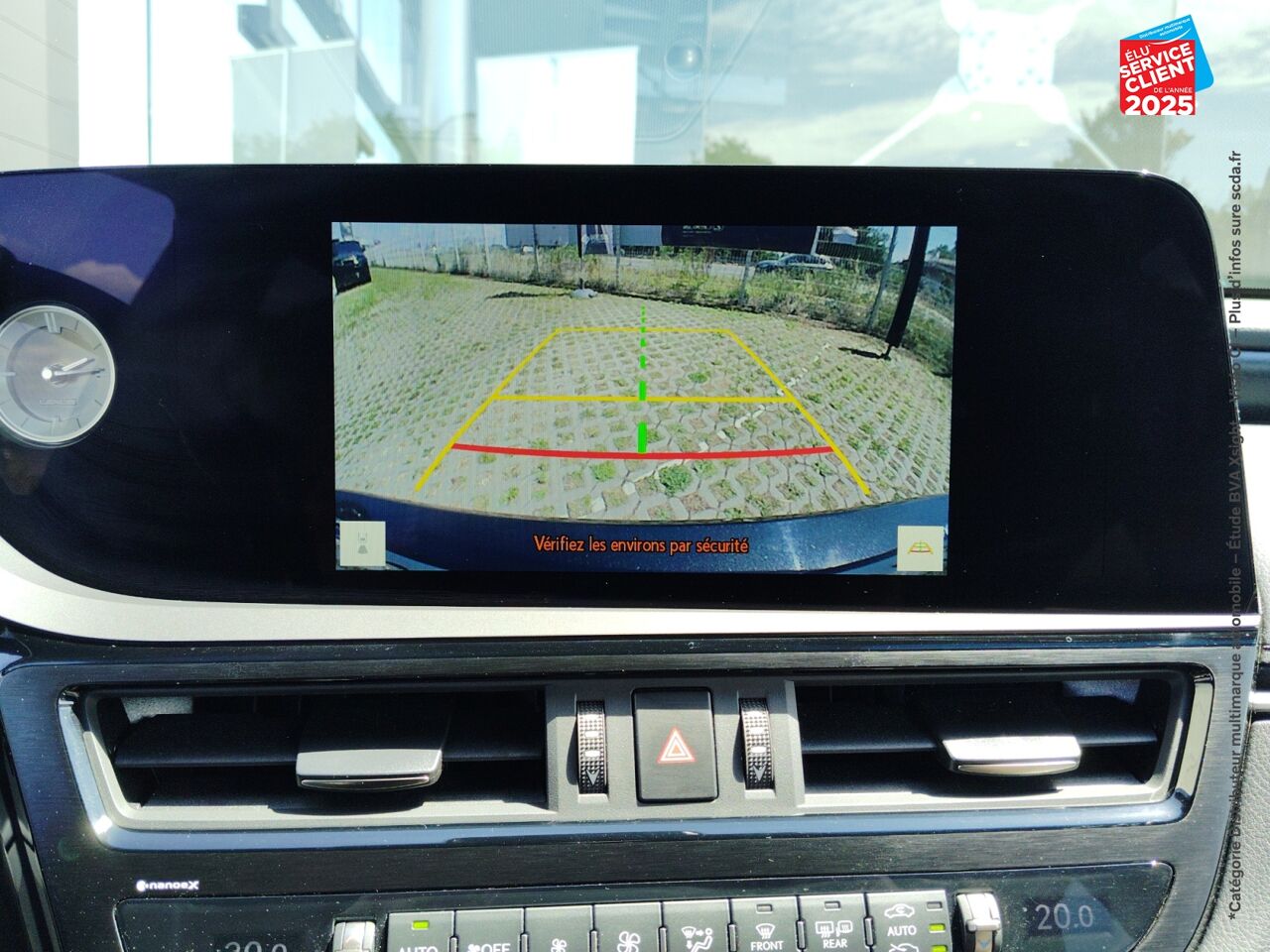 Véhicule d'occasion LEXUS ES 300H LUXE MY25 TPANO SIEGCHAUF/VENTIL/CUIR GPS CAMERA chez HESS Automobile