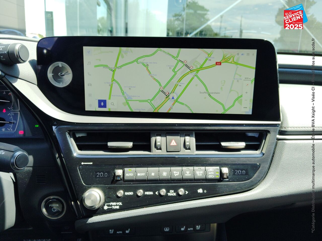 Véhicule d'occasion LEXUS ES 300H LUXE MY25 TPANO SIEGCHAUF/VENTIL/CUIR GPS CAMERA chez HESS Automobile