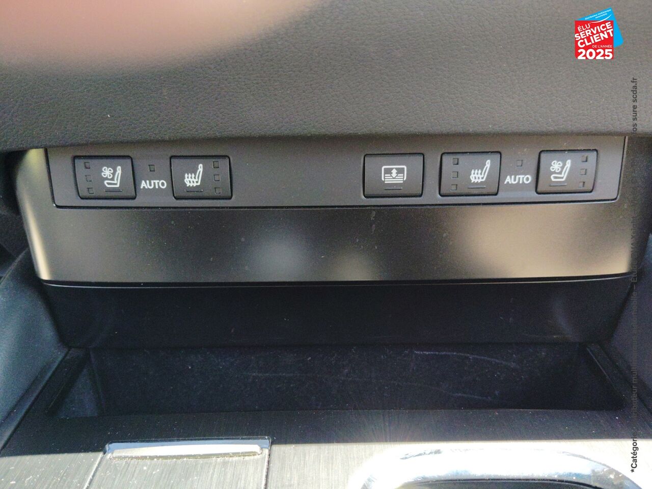 Véhicule d'occasion LEXUS ES 300H LUXE MY25 TPANO SIEGCHAUF/VENTIL/CUIR GPS CAMERA chez HESS Automobile