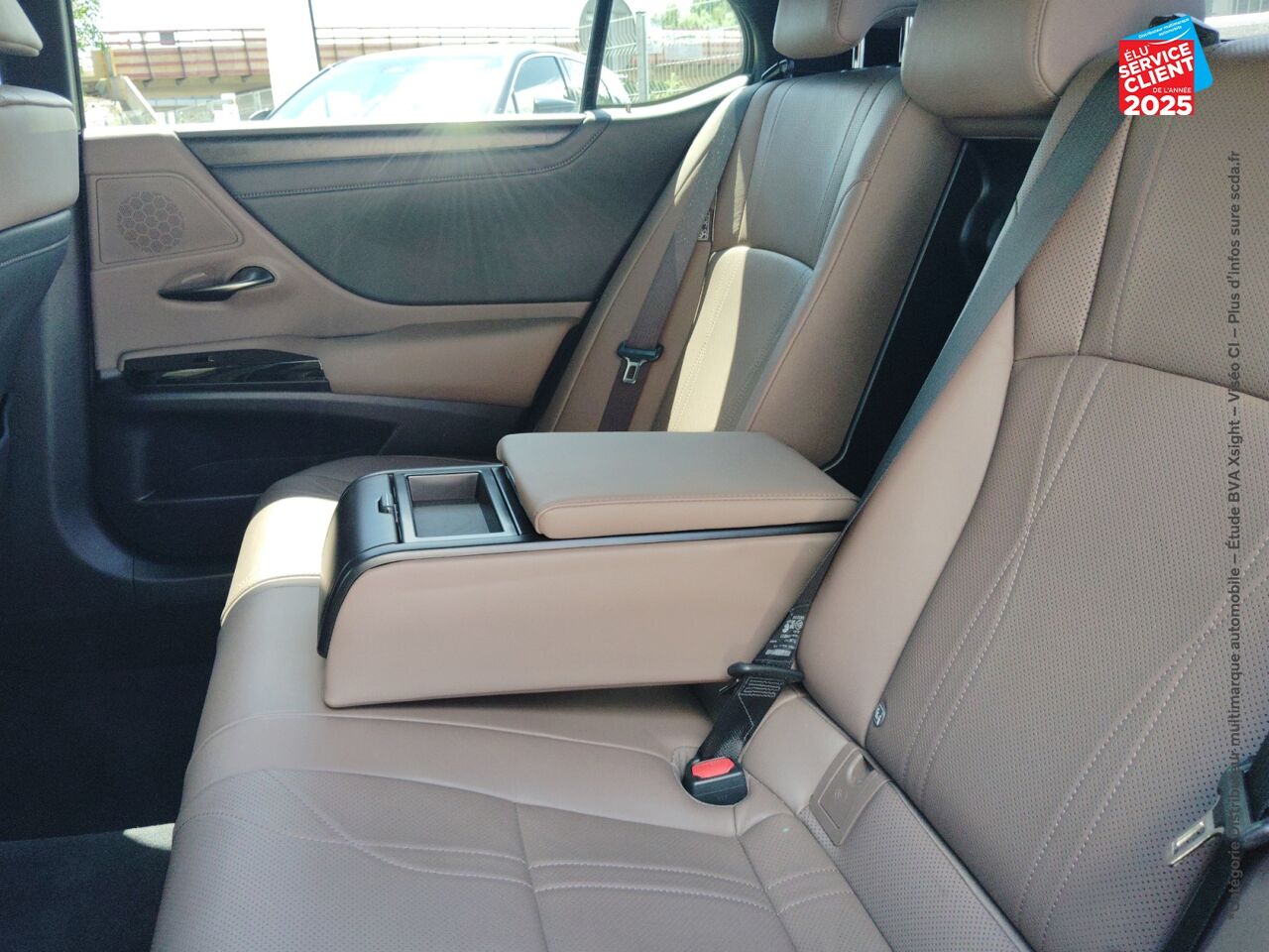Véhicule d'occasion LEXUS ES 300H LUXE MY25 TPANO SIEGCHAUF/VENTIL/CUIR GPS CAMERA chez HESS Automobile