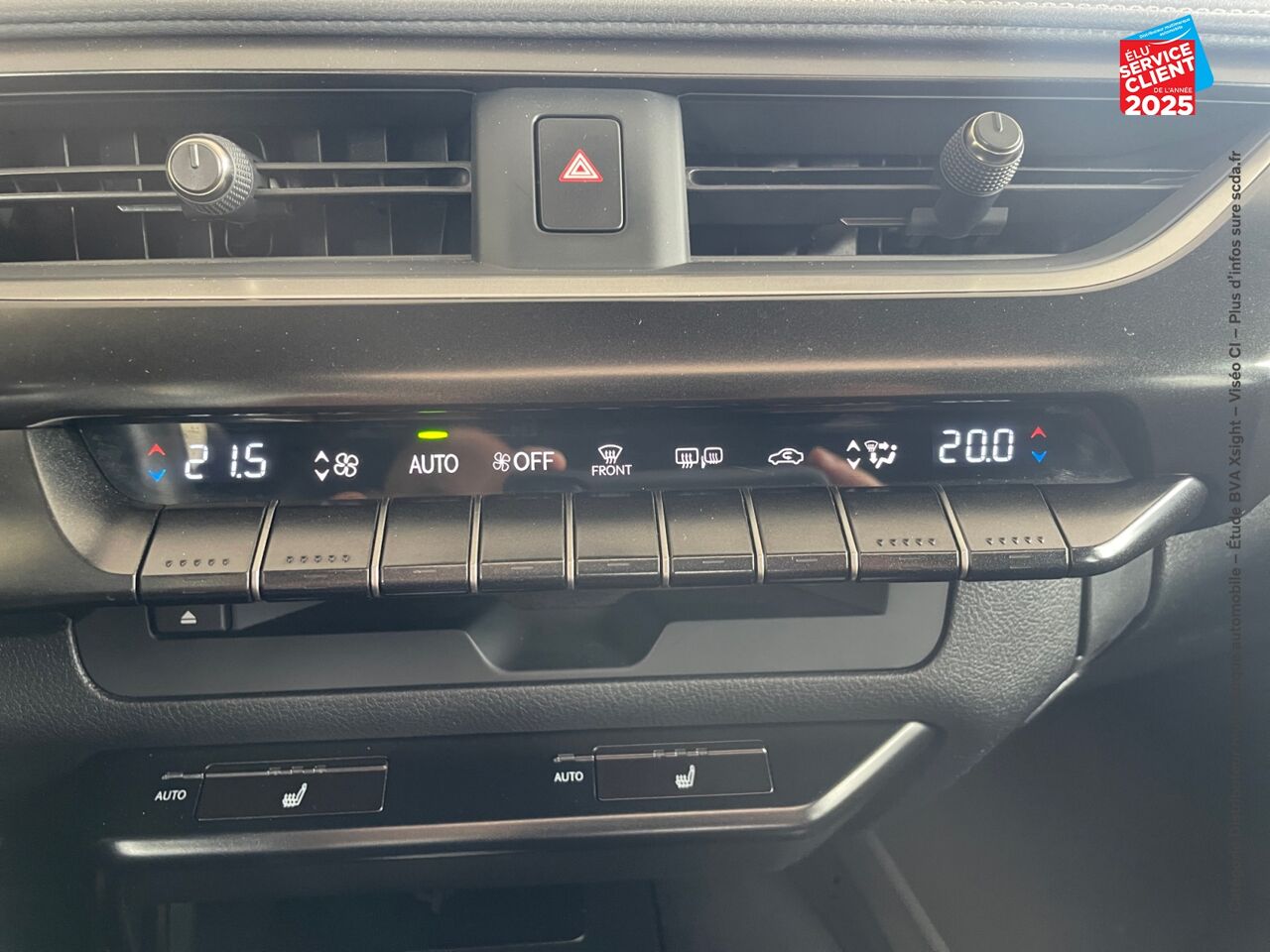 Véhicule d'occasion LEXUS UX 250H 2WD LUXE MY20 TOUVRANT SIEGES CHAUF/CUIR GPS CAMERA chez Le Veodrome