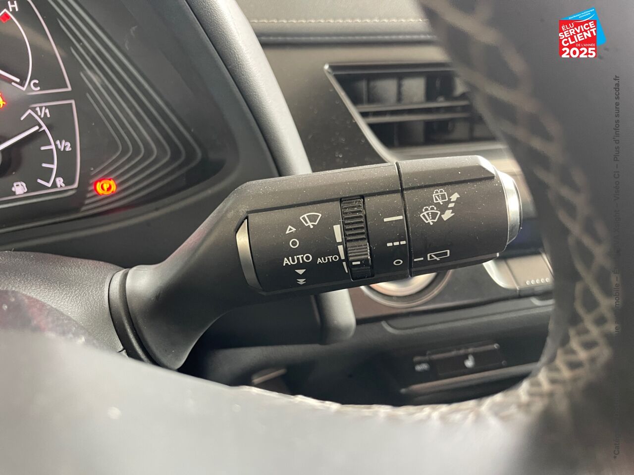 Véhicule d'occasion LEXUS UX 250H 2WD LUXE MY20 TOUVRANT SIEGES CHAUF/CUIR GPS CAMERA chez Le Veodrome