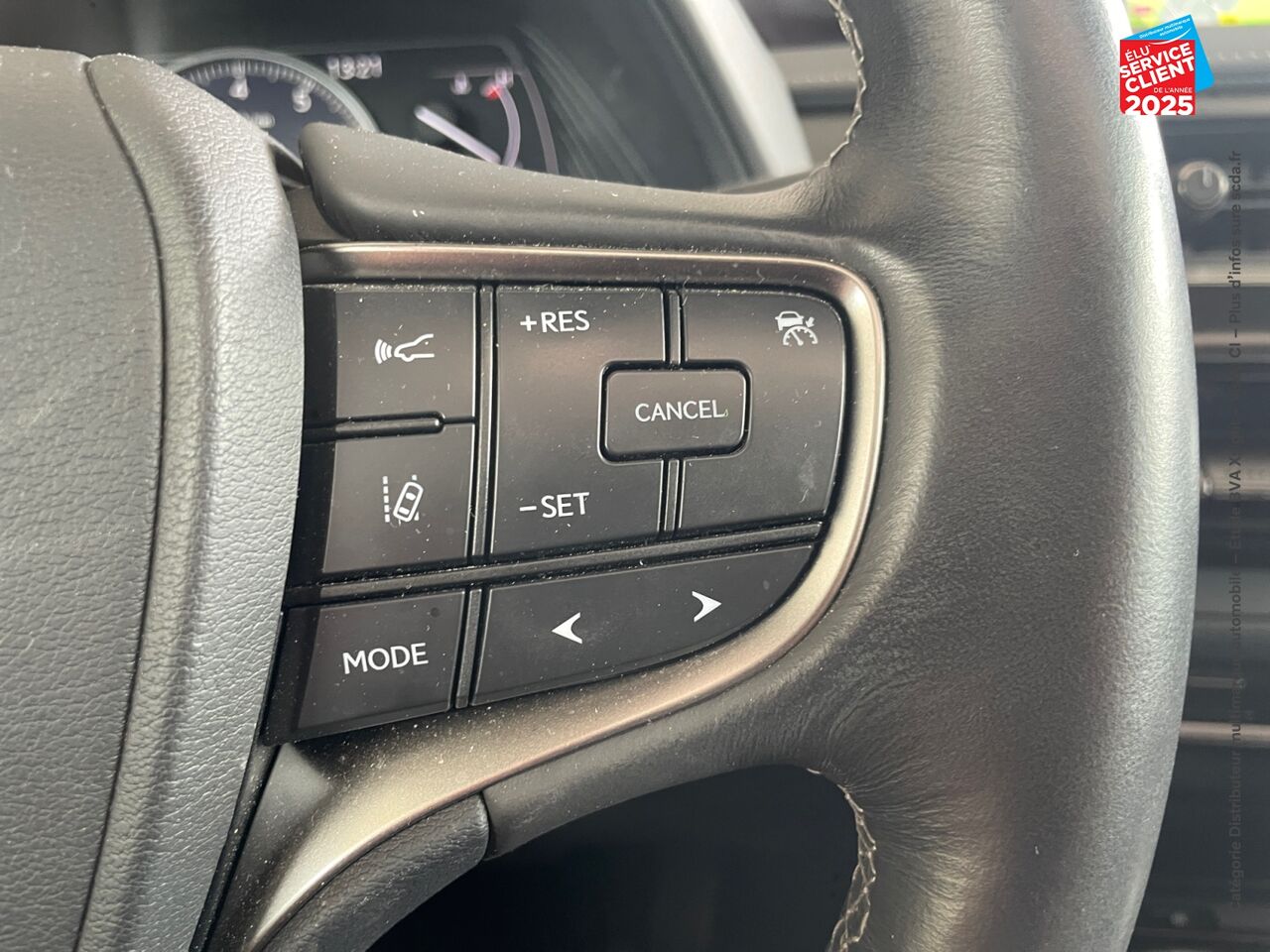 Véhicule d'occasion LEXUS UX 250H 2WD LUXE MY20 TOUVRANT SIEGES CHAUF/CUIR GPS CAMERA chez Le Veodrome