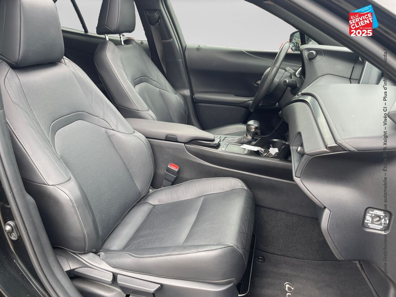 Véhicule d'occasion LEXUS UX 250H 2WD LUXE MY20 TOUVRANT SIEGES CHAUF/CUIR GPS CAMERA chez Le Veodrome