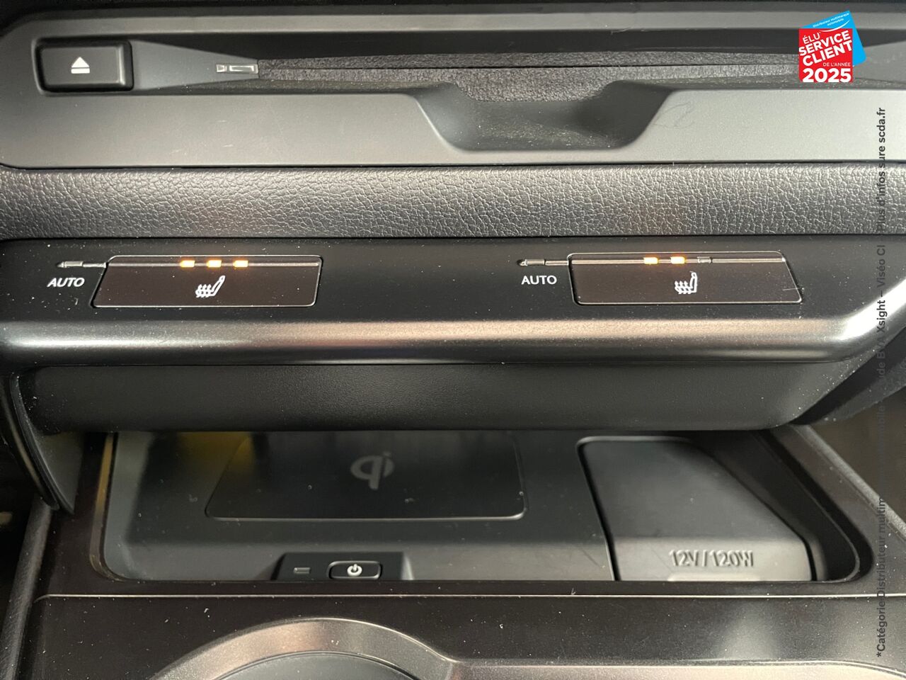 Véhicule d'occasion LEXUS UX 250H 2WD LUXE MY20 TOUVRANT SIEGES CHAUF/CUIR GPS CAMERA chez Le Veodrome