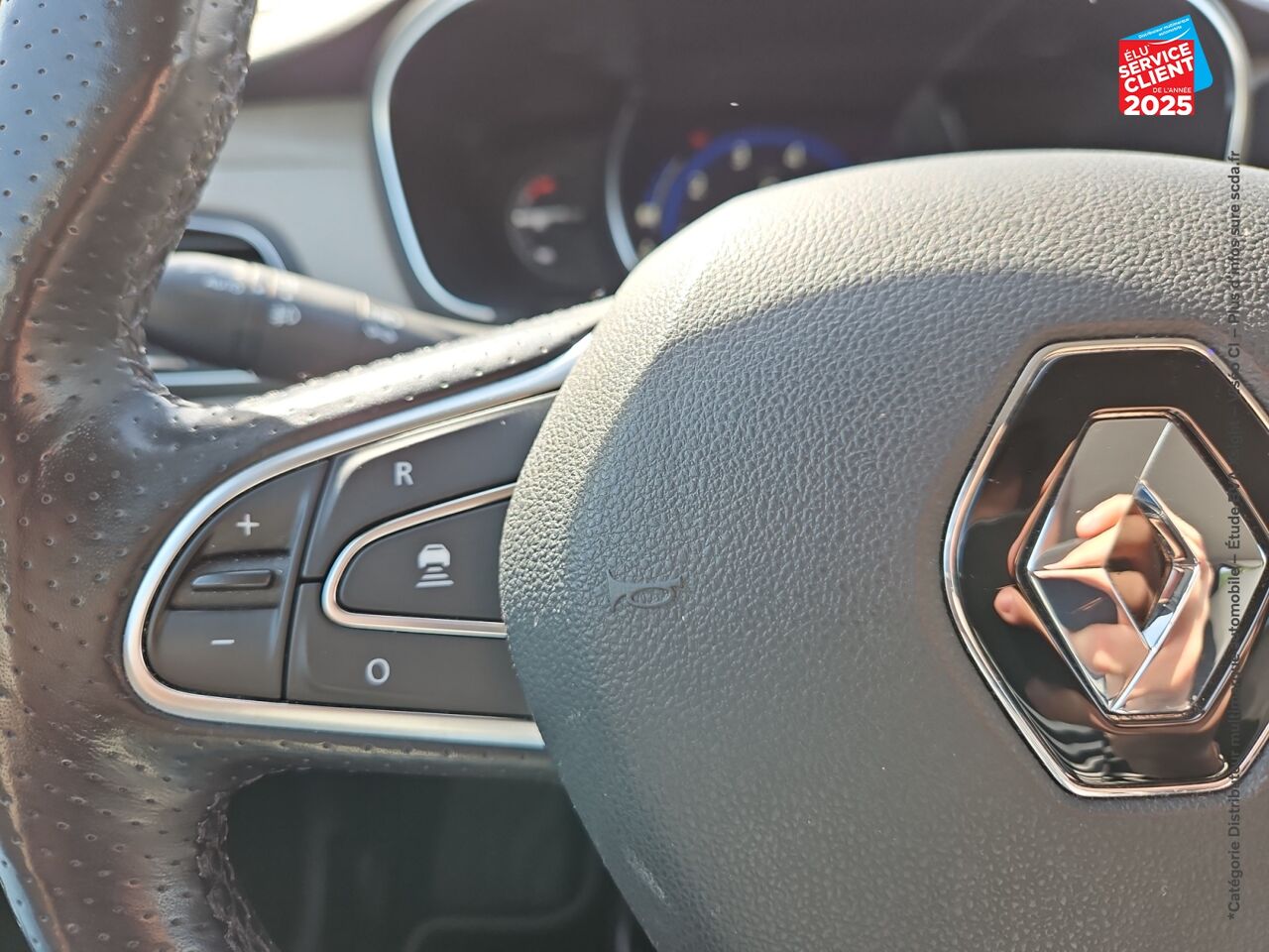 Véhicule d'occasion RENAULT TALISMAN 1.8 TCE 225CH FAP INITIALE PARIS EDC - 19 SIEGES CHAUF/VENTIL GPS CAMERA HUD BOSE chez Le Veodrome