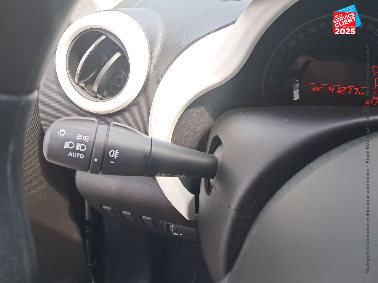 Véhicule d'occasion RENAULT TWINGO 1.0 SCE 65CH ZEN - 21 chez Renault Saint-Louis