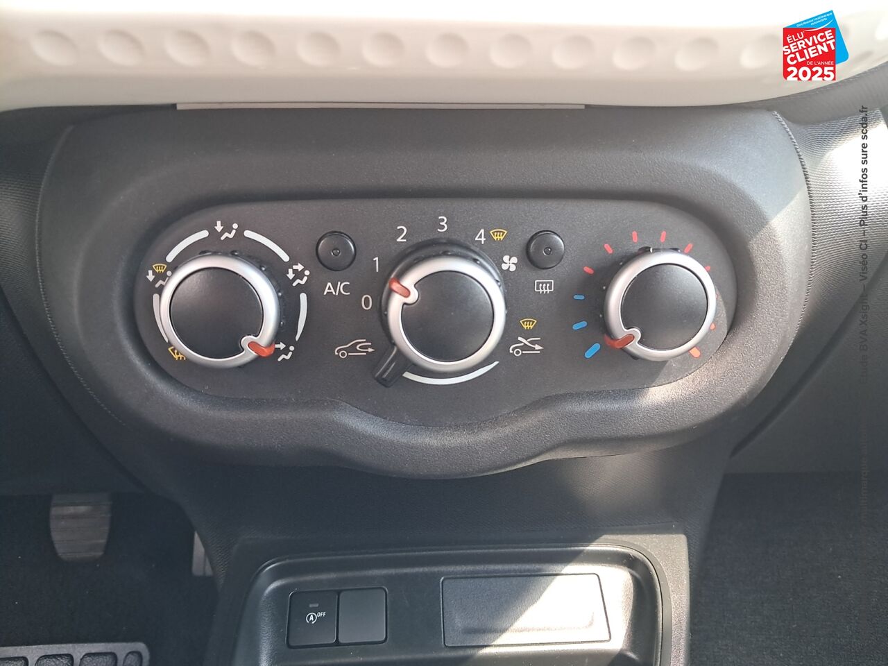 Véhicule d'occasion RENAULT TWINGO 1.0 SCE 65CH ZEN - 21 chez Renault Saint-Louis
