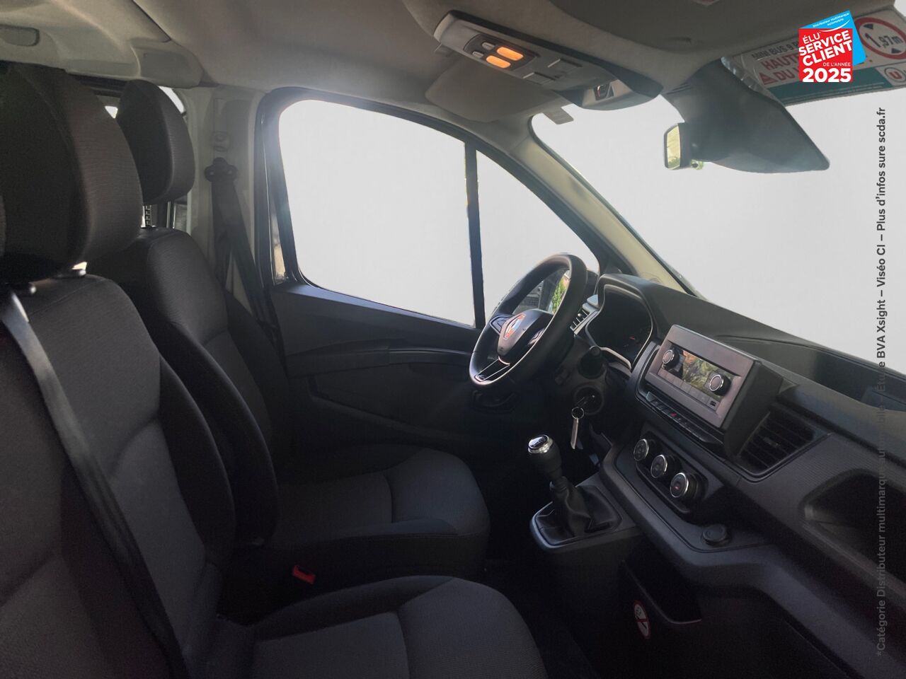 Véhicule d'occasion RENAULT TRAFIC COMBI L2 2.0 BLUE DCI 150CH SS ZEN 8 PLACES ATTELAGE chez Nissan Beaune