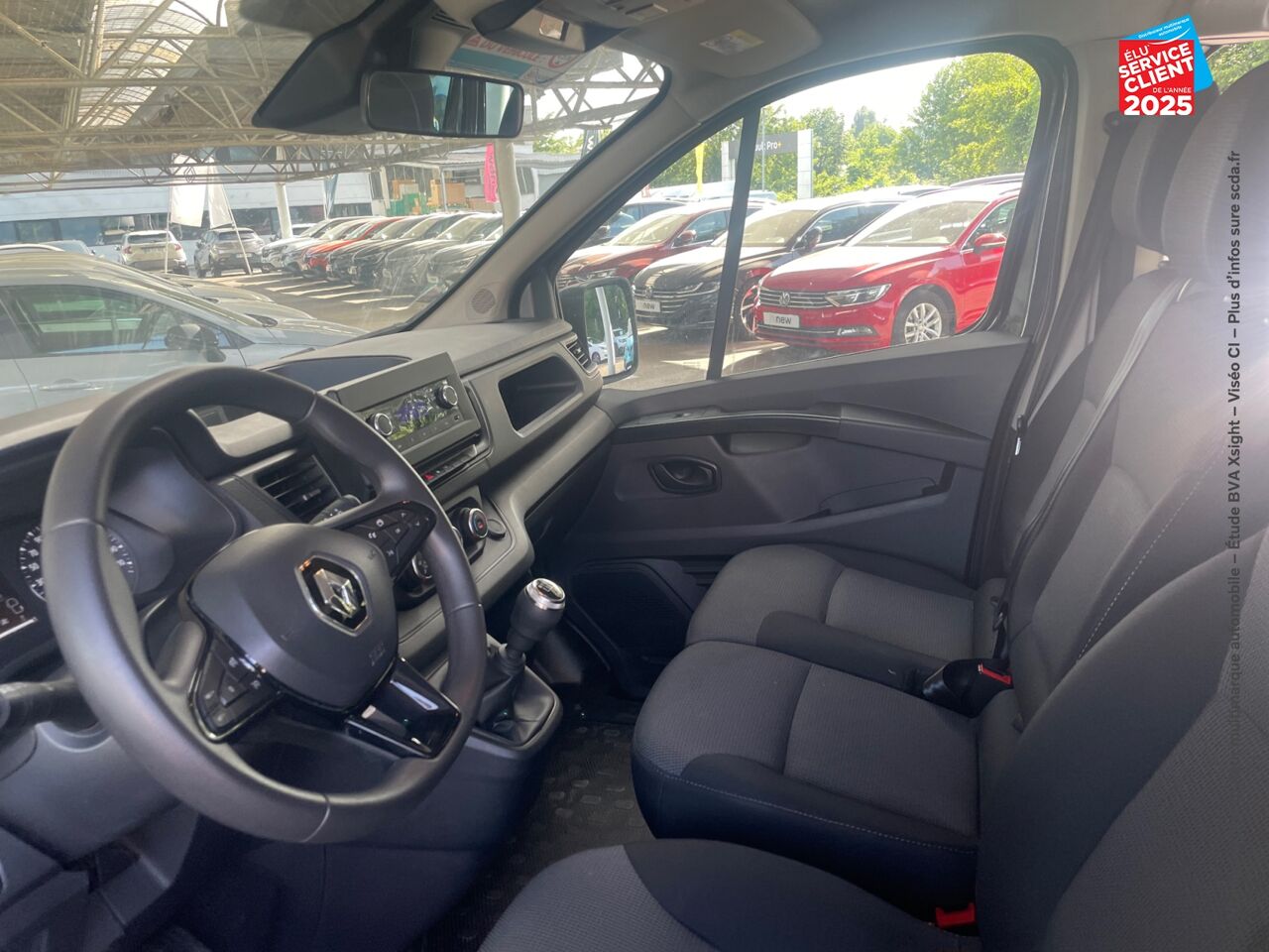Véhicule d'occasion RENAULT TRAFIC COMBI L2 2.0 BLUE DCI 150CH SS ZEN 8 PLACES ATTELAGE chez Nissan Beaune