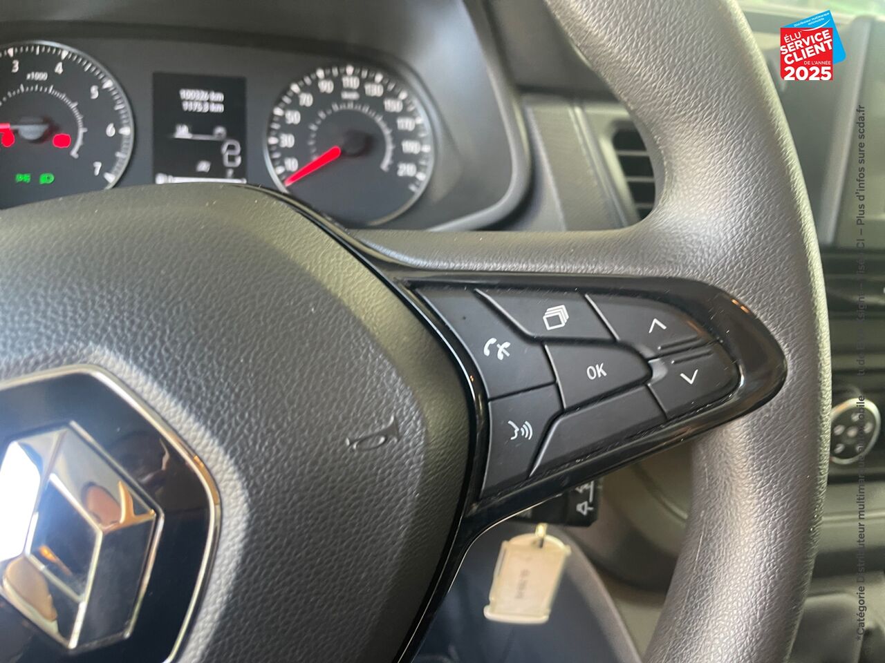 Véhicule d'occasion RENAULT TRAFIC COMBI L2 2.0 BLUE DCI 150CH SS ZEN 8 PLACES ATTELAGE chez Nissan Beaune