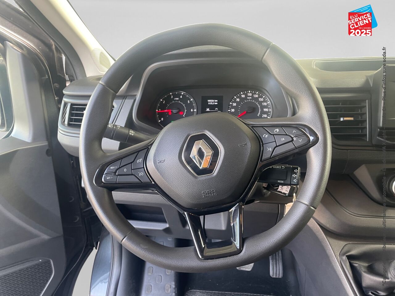 Véhicule d'occasion RENAULT TRAFIC COMBI L2 2.0 BLUE DCI 150CH SS ZEN 8 PLACES ATTELAGE chez Nissan Beaune