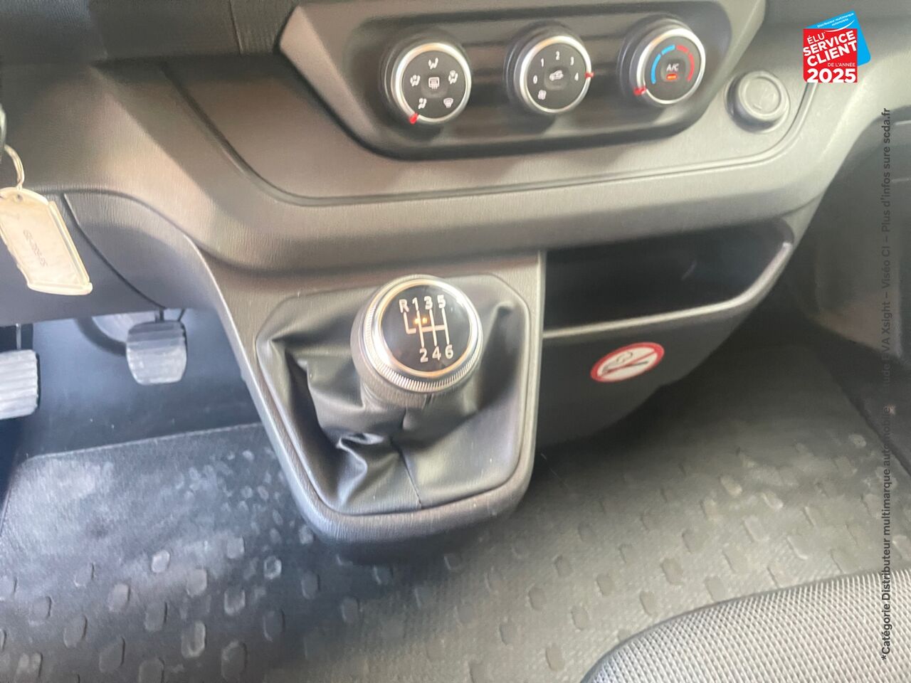 Véhicule d'occasion RENAULT TRAFIC COMBI L2 2.0 BLUE DCI 150CH SS ZEN 8 PLACES ATTELAGE chez Nissan Beaune