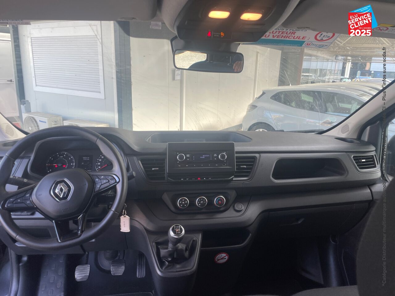 Véhicule d'occasion RENAULT TRAFIC COMBI L2 2.0 BLUE DCI 150CH SS ZEN 8 PLACES ATTELAGE chez Nissan Beaune
