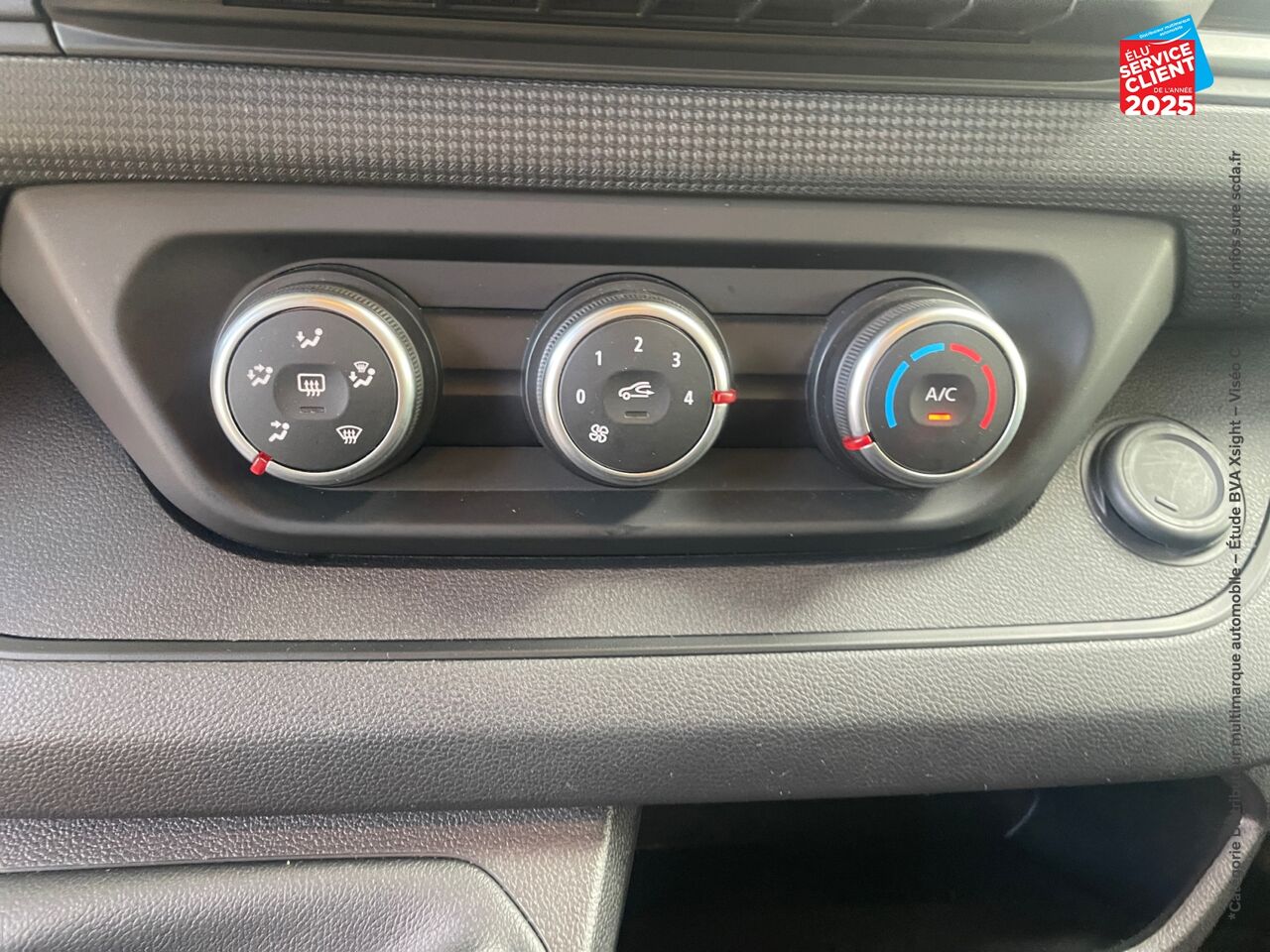 Véhicule d'occasion RENAULT TRAFIC COMBI L2 2.0 BLUE DCI 150CH SS ZEN 8 PLACES ATTELAGE chez Nissan Beaune