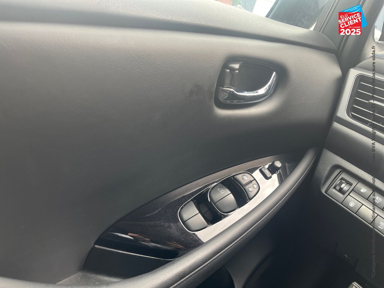 Véhicule d'occasion NISSAN LEAF 150CH 40KWH N-CONNECTA 19 SIEGES CHAUF GPS chez Peugeot Charleville