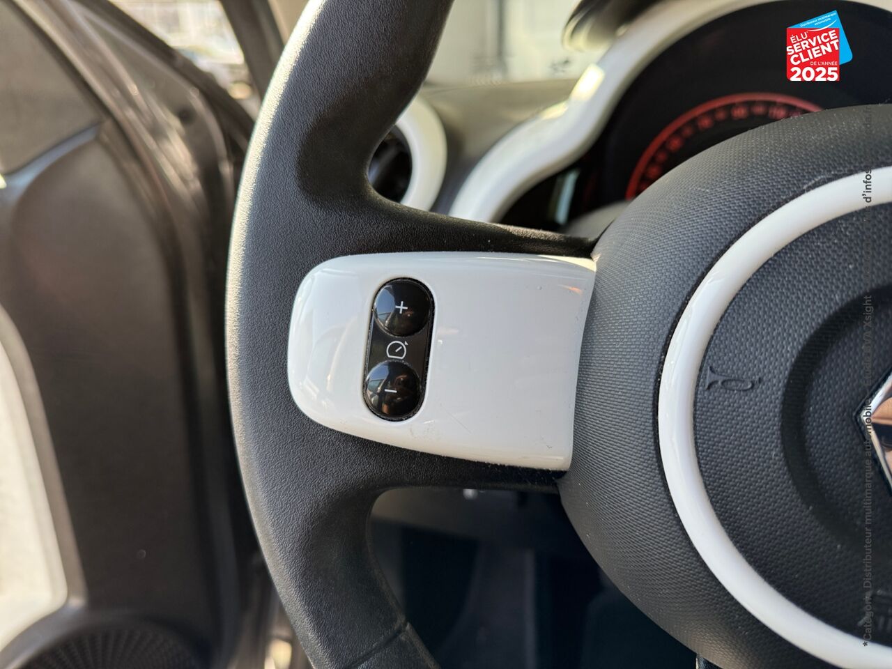 Véhicule d'occasion RENAULT TWINGO 1.0 SCE 65CH EQUILIBRE chez Opel Dijon