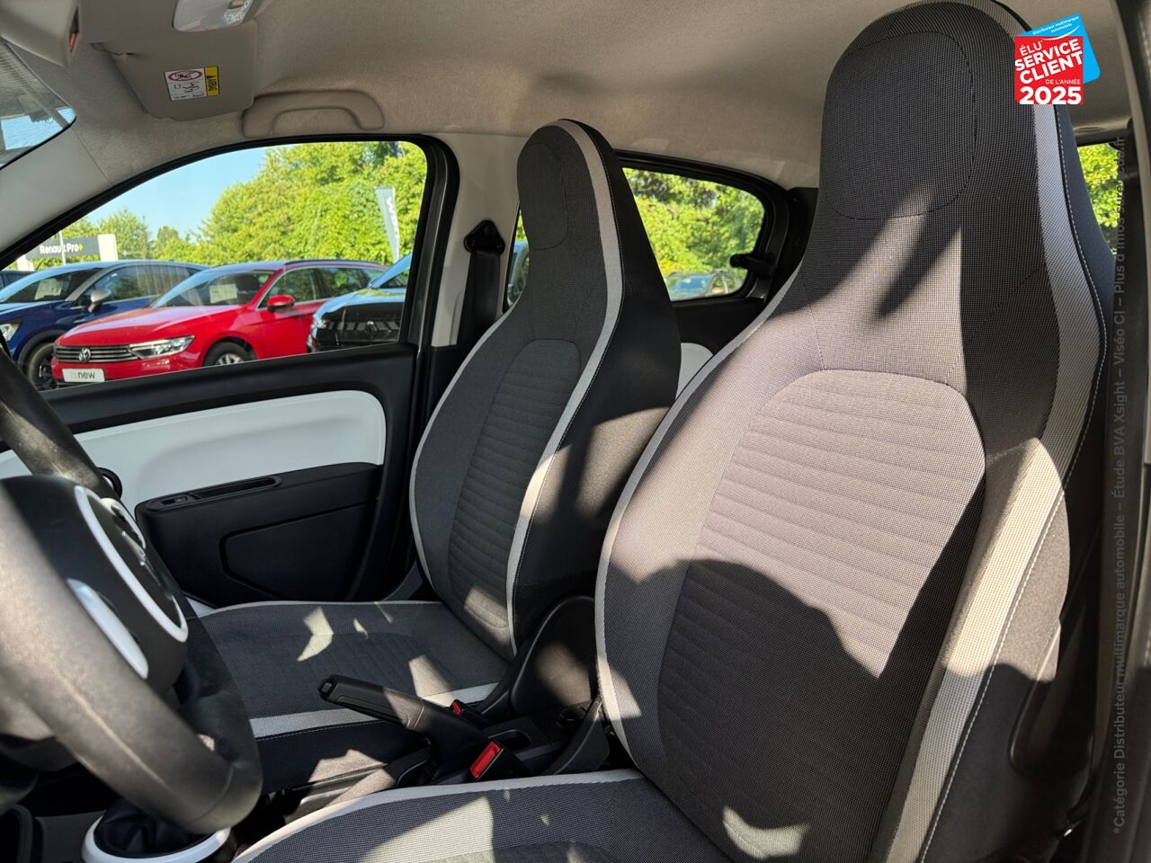 Véhicule d'occasion RENAULT TWINGO 1.0 SCE 65CH EQUILIBRE chez Opel Dijon