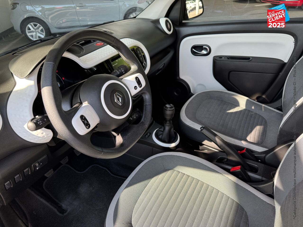 Véhicule d'occasion RENAULT TWINGO 1.0 SCE 65CH EQUILIBRE chez Opel Dijon