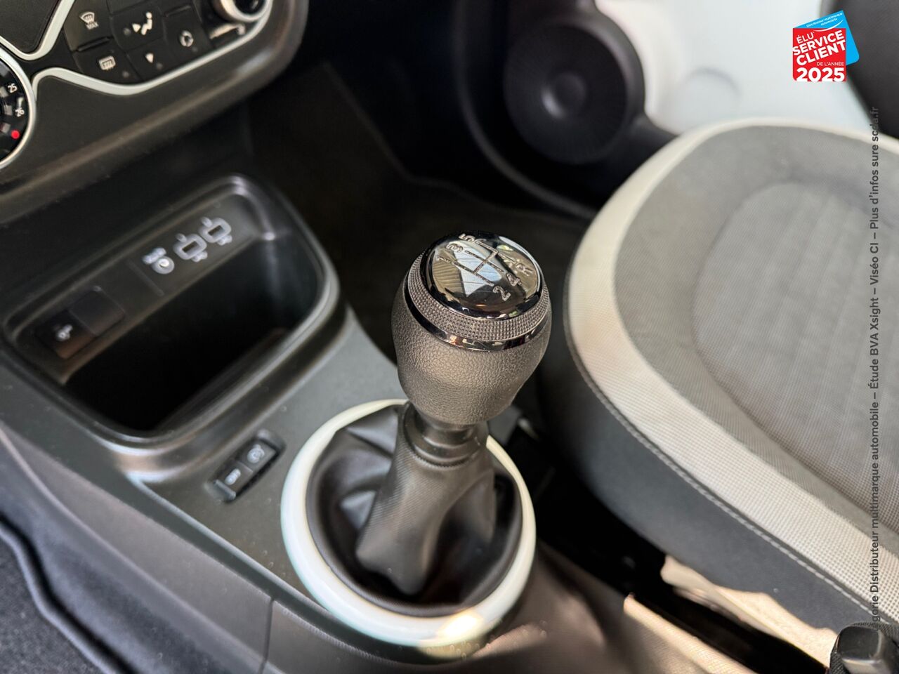 Véhicule d'occasion RENAULT TWINGO 1.0 SCE 65CH EQUILIBRE chez Opel Dijon
