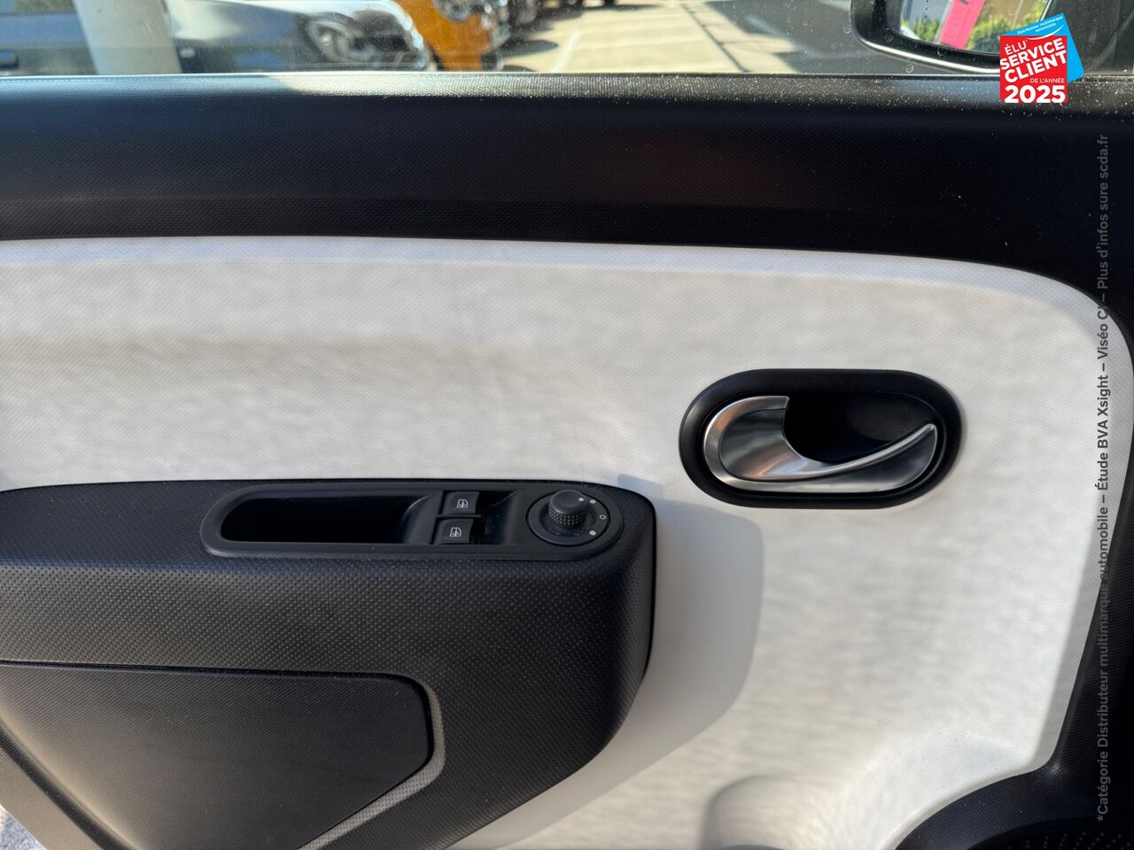 Véhicule d'occasion RENAULT TWINGO 1.0 SCE 65CH EQUILIBRE chez Opel Dijon