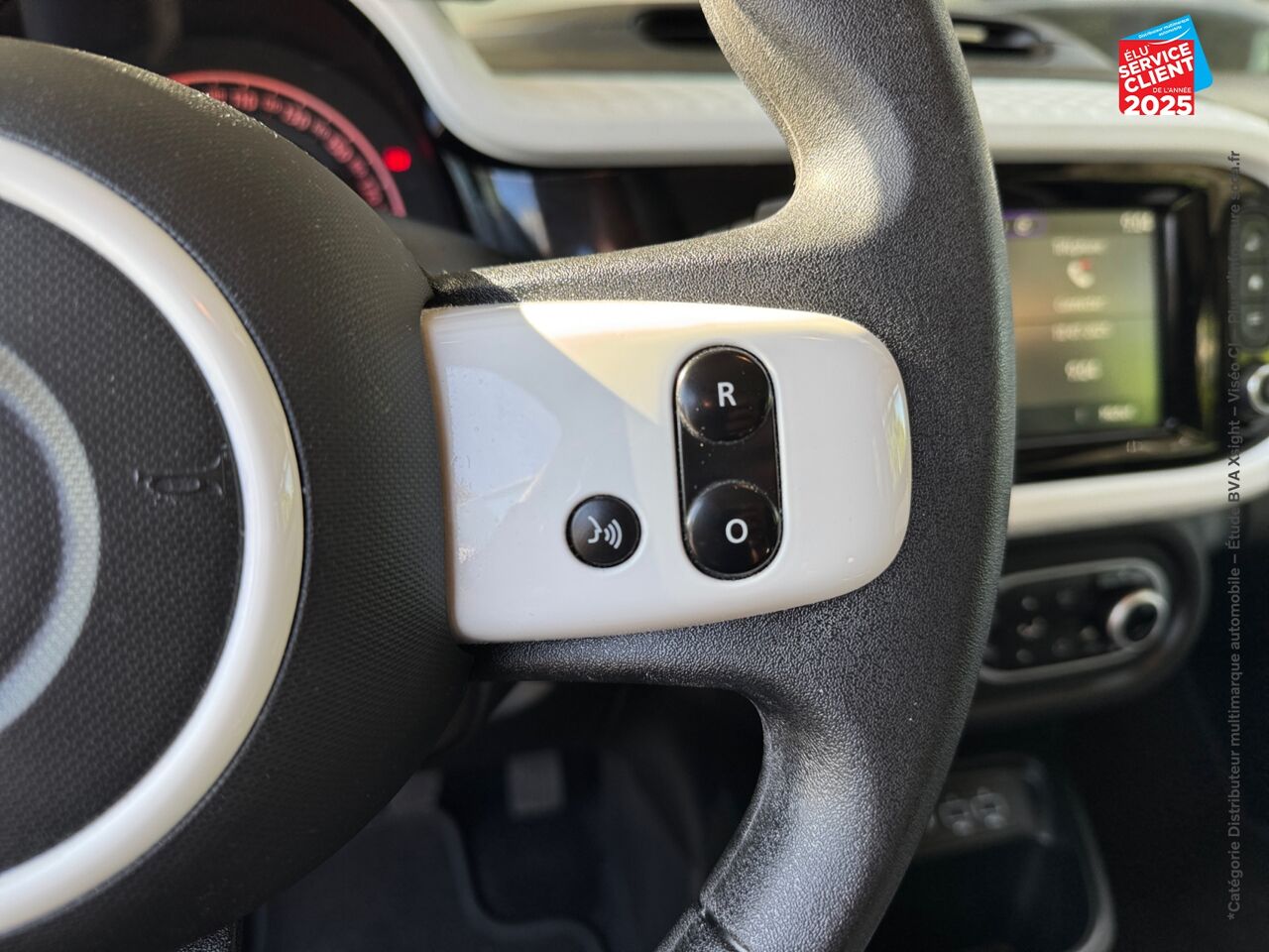 Véhicule d'occasion RENAULT TWINGO 1.0 SCE 65CH EQUILIBRE chez Opel Dijon