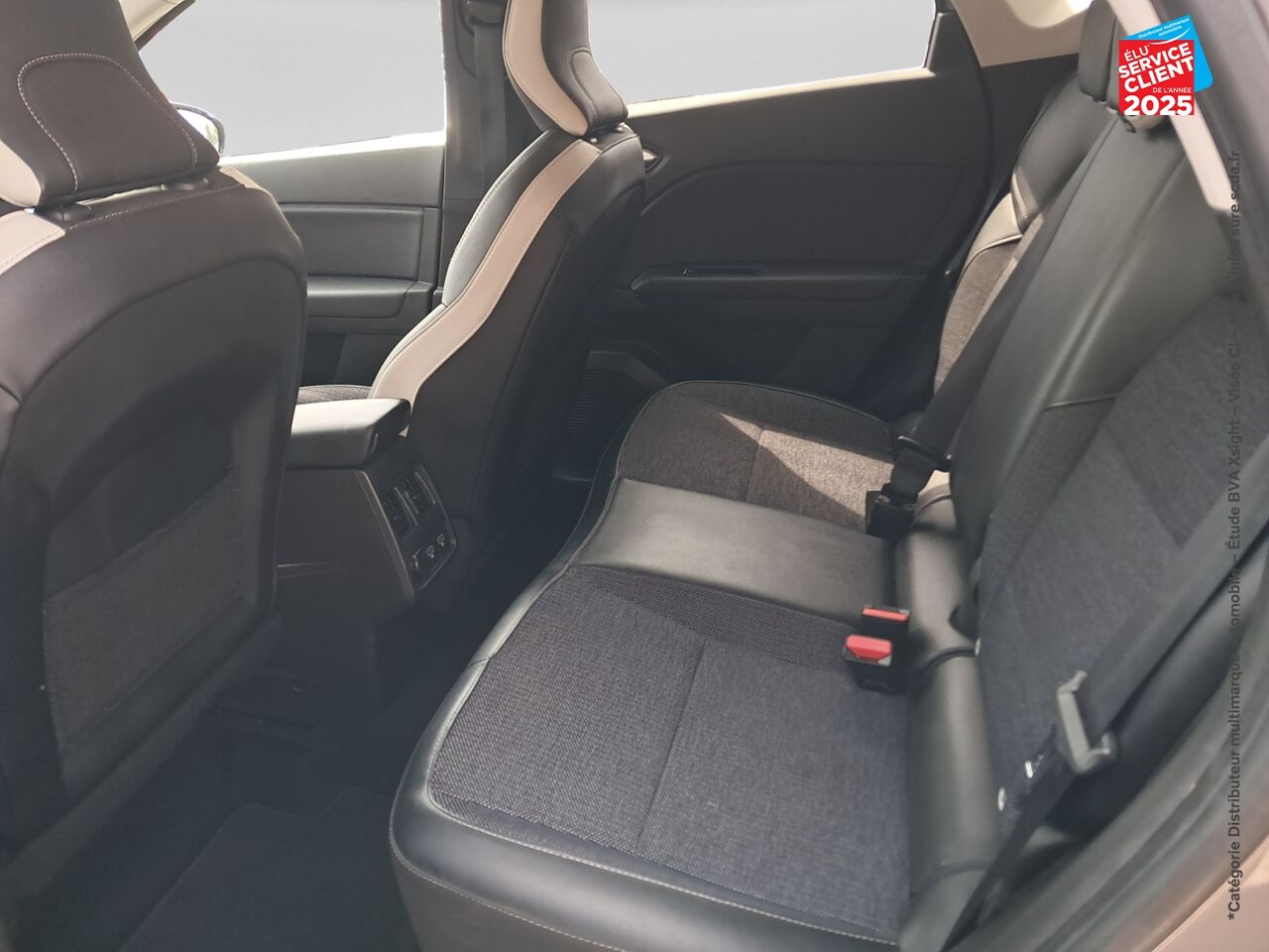 Véhicule d'occasion RENAULT CAPTUR 1.6 E-TECH HYBRIDE 145CH TECHNO FAST TRACK chez HESS Automobile