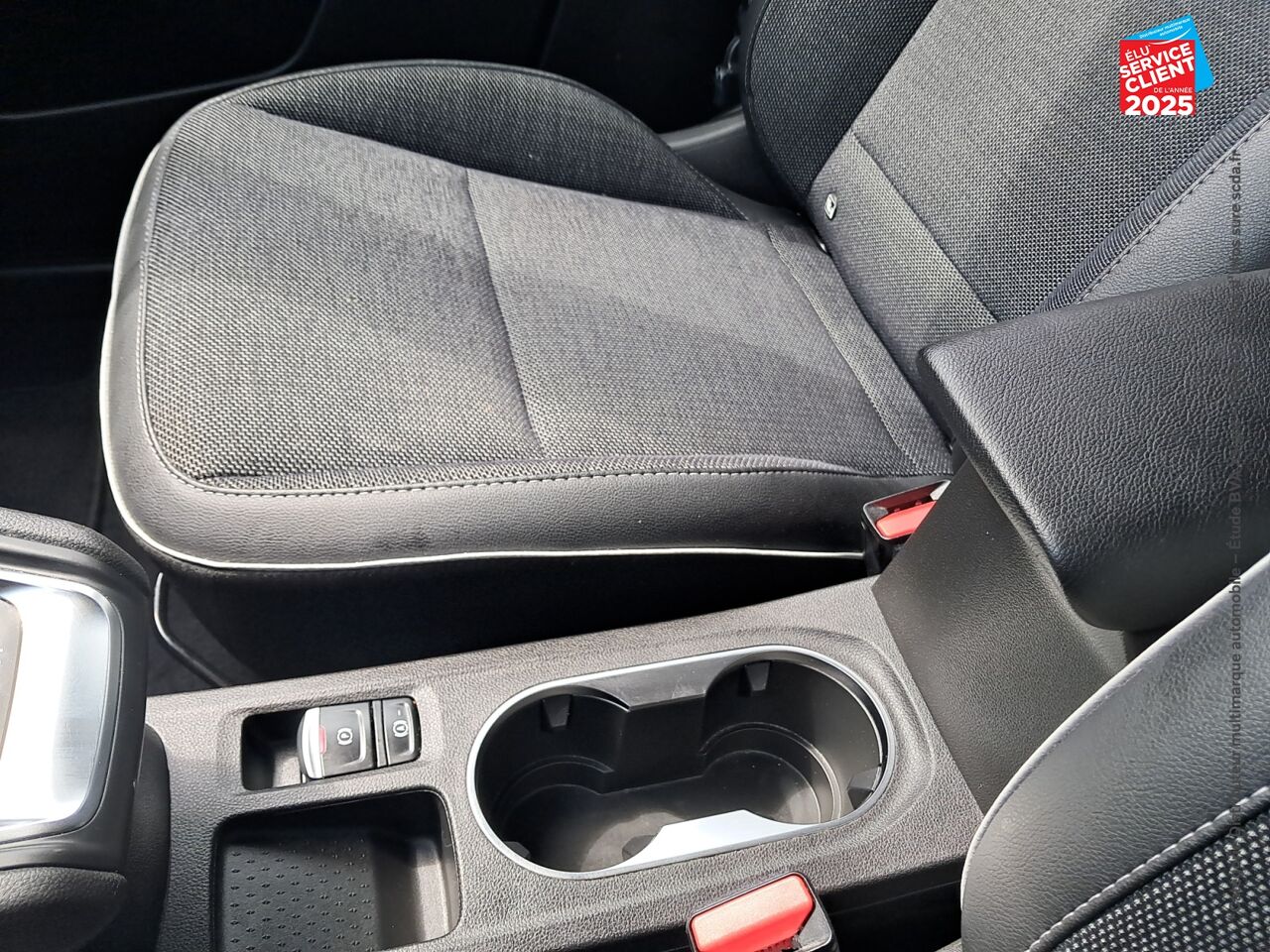 Véhicule d'occasion RENAULT CAPTUR 1.6 E-TECH HYBRIDE 145CH TECHNO FAST TRACK chez HESS Automobile