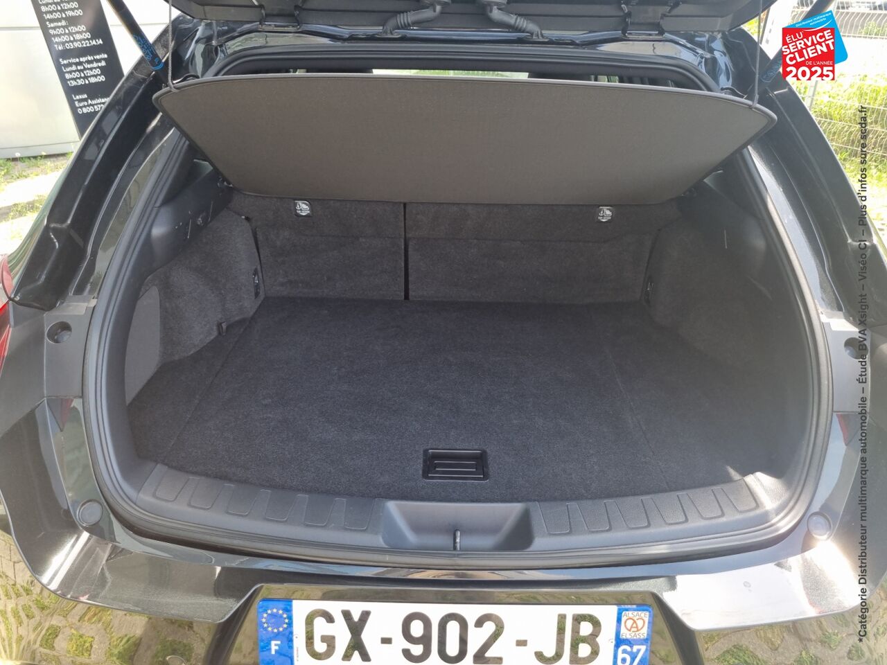 Véhicule d'occasion LEXUS UX 300H LUXE 2WD TPANO SIEGE CHAUF VOLANT CHAUF CAMERA GPS chez Toyota Verdun