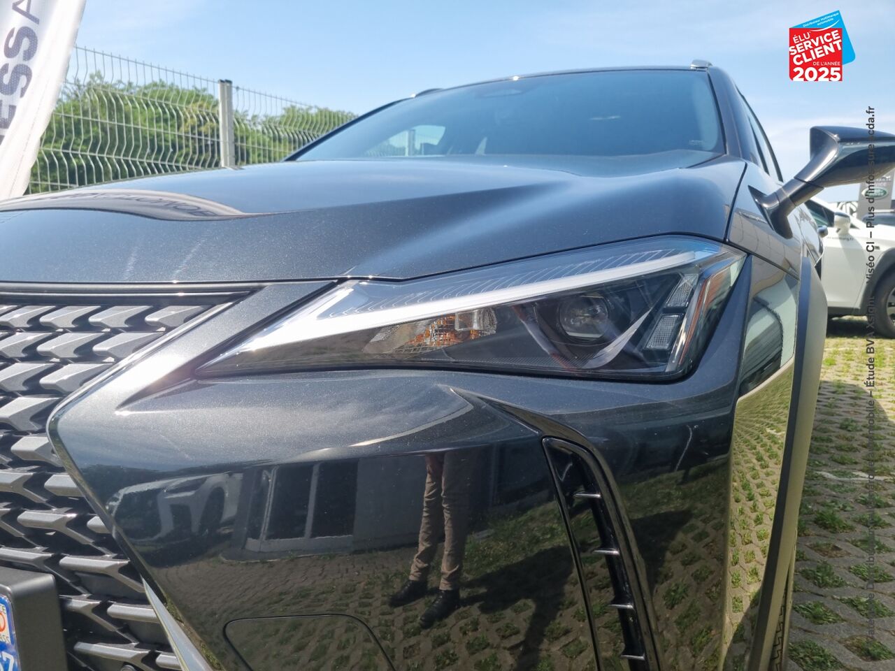Véhicule d'occasion LEXUS UX 300H LUXE 2WD TPANO SIEGE CHAUF VOLANT CHAUF CAMERA GPS chez Toyota Verdun