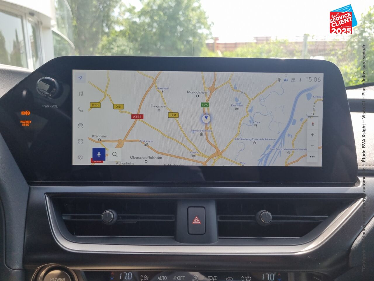 Véhicule d'occasion LEXUS UX 300H LUXE 2WD TPANO SIEGE CHAUF VOLANT CHAUF CAMERA GPS chez Toyota Verdun