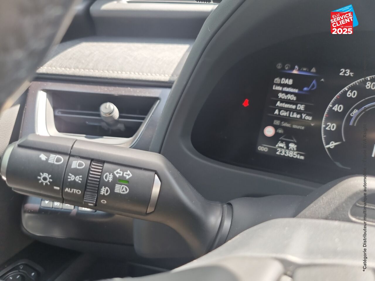 Véhicule d'occasion LEXUS UX 300H LUXE 2WD TPANO SIEGE CHAUF VOLANT CHAUF CAMERA GPS chez Toyota Verdun