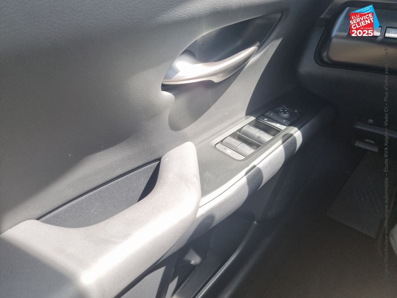 Véhicule d'occasion LEXUS UX 300H LUXE 2WD TPANO SIEGE CHAUF VOLANT CHAUF CAMERA GPS chez Toyota Verdun