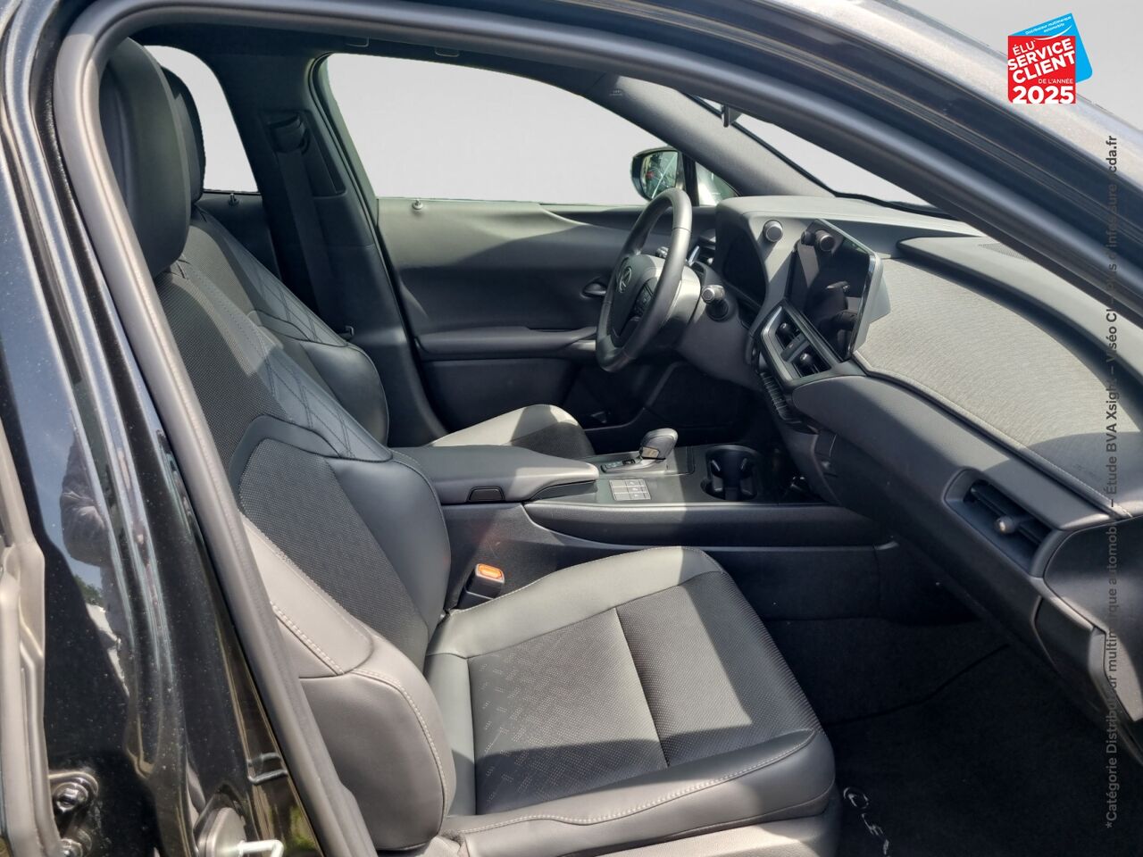 Véhicule d'occasion LEXUS UX 300H LUXE 2WD TPANO SIEGE CHAUF VOLANT CHAUF CAMERA GPS chez Toyota Verdun