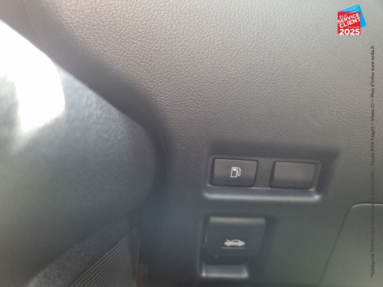 Véhicule d'occasion LEXUS UX 300H LUXE 2WD TPANO SIEGE CHAUF VOLANT CHAUF CAMERA GPS chez Toyota Verdun