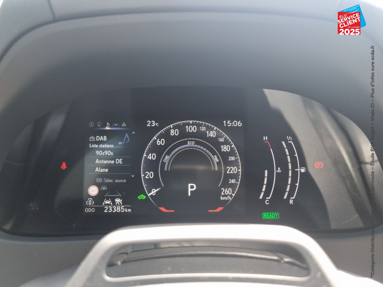 Véhicule d'occasion LEXUS UX 300H LUXE 2WD TPANO SIEGE CHAUF VOLANT CHAUF CAMERA GPS chez Toyota Verdun