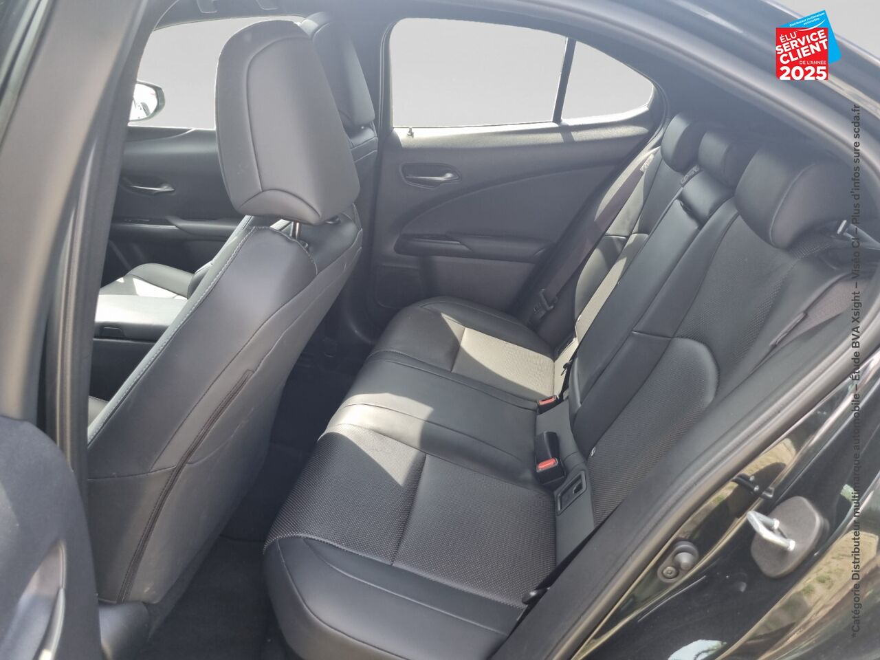 Véhicule d'occasion LEXUS UX 300H LUXE 2WD TPANO SIEGE CHAUF VOLANT CHAUF CAMERA GPS chez Toyota Verdun