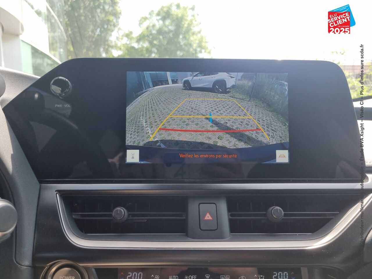 Véhicule d'occasion LEXUS UX 300H LUXE 2WD TPANO SIEGE CHAUF VOLANT CHAUF CAMERA GPS chez Toyota Verdun