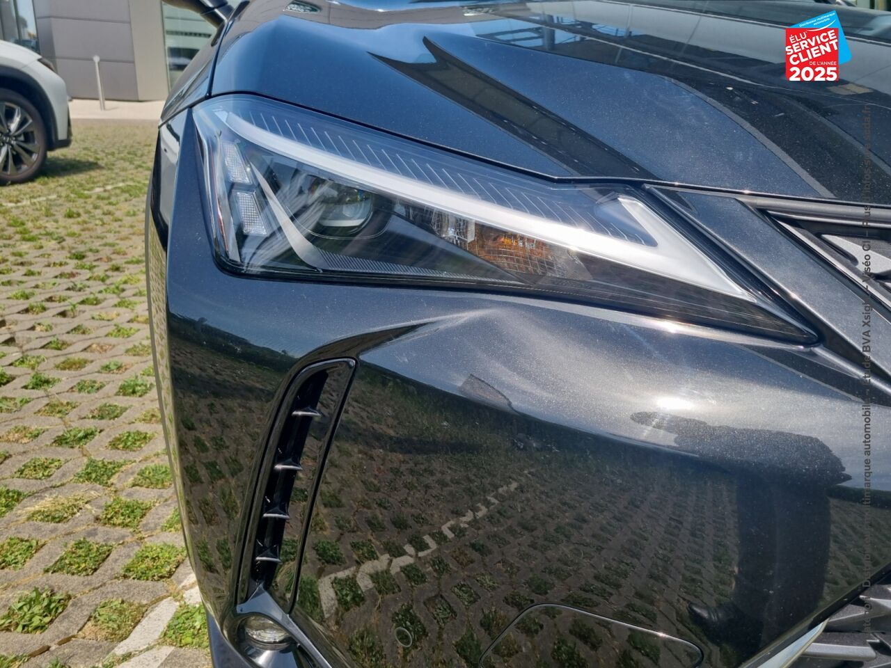 Véhicule d'occasion LEXUS UX 300H LUXE 2WD TPANO SIEGE CHAUF VOLANT CHAUF CAMERA GPS chez Toyota Verdun