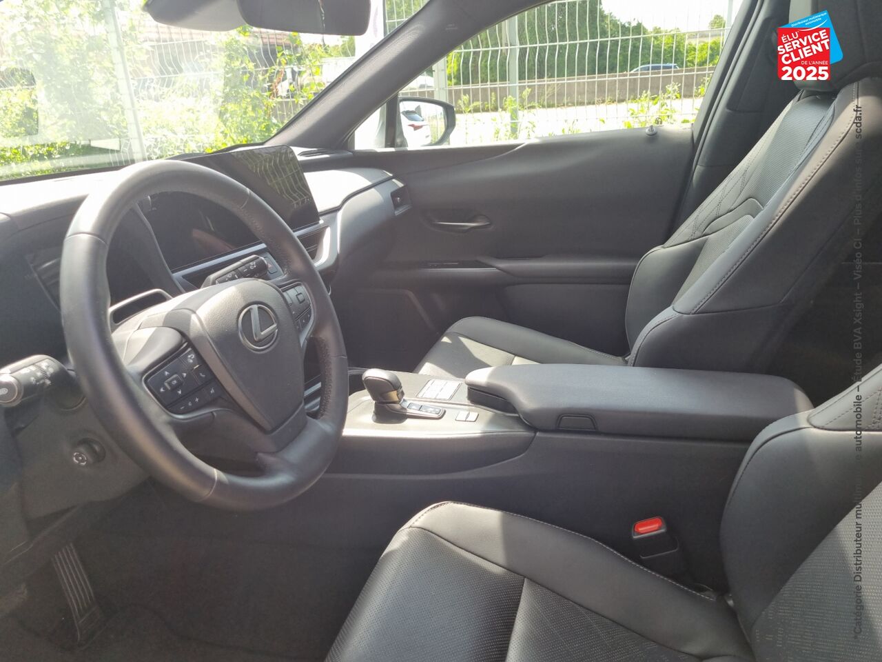 Véhicule d'occasion LEXUS UX 300H LUXE 2WD TPANO SIEGE CHAUF VOLANT CHAUF CAMERA GPS chez Toyota Verdun