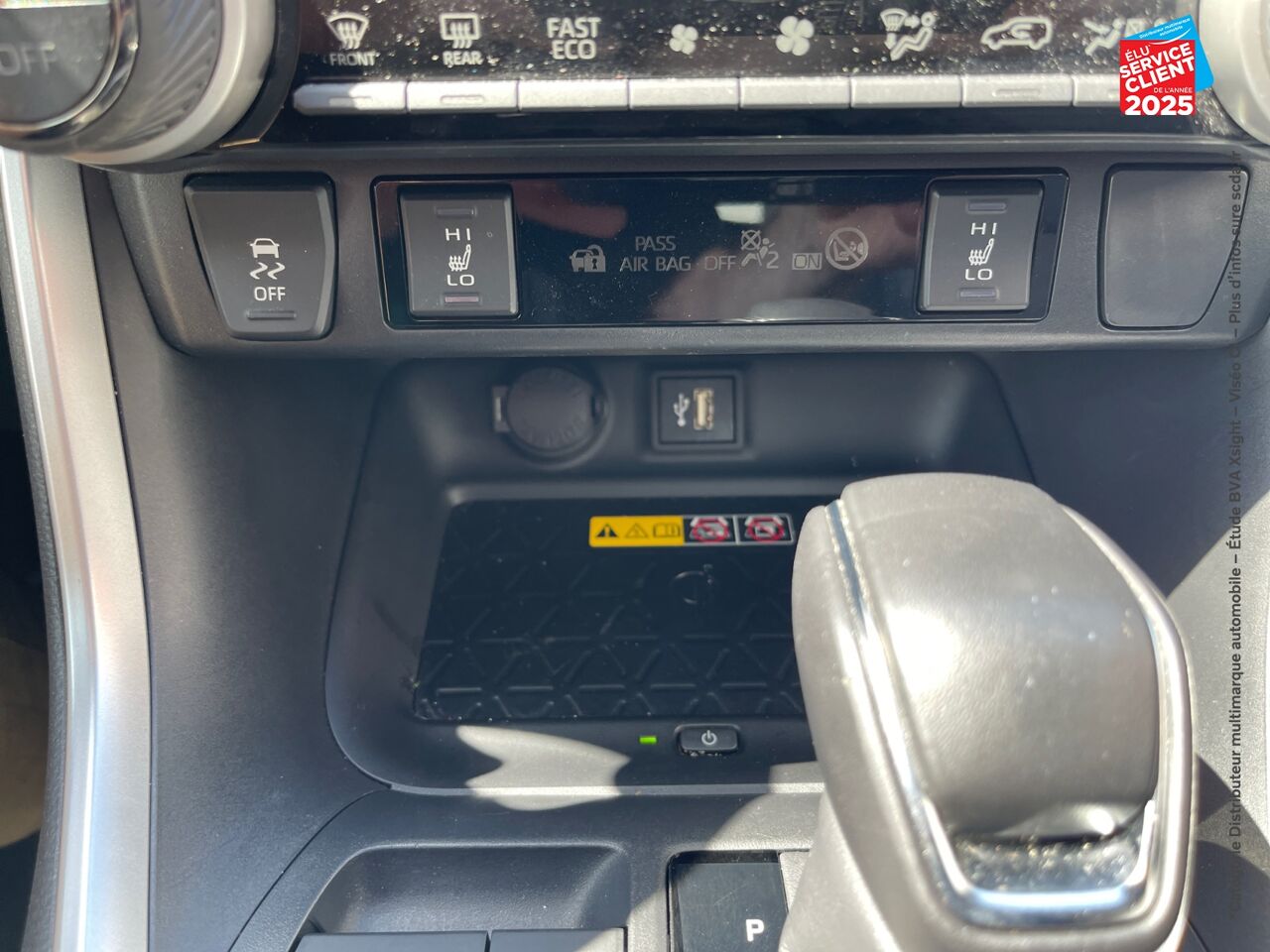 Véhicule d'occasion TOYOTA RAV4 2.5 HYBRIDE 218CH LOUNGE 2WD MY23 chez Toyota Verdun
