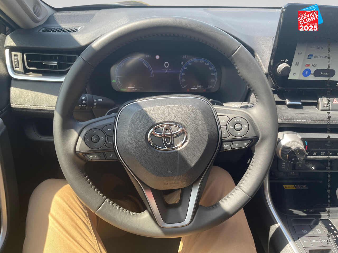 Véhicule d'occasion TOYOTA RAV4 2.5 HYBRIDE 218CH LOUNGE 2WD MY23 chez Toyota Verdun
