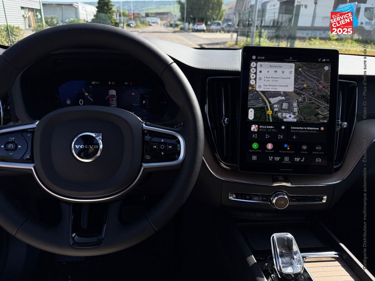 Véhicule d'occasion VOLVO XC60 T6 HYBRIDE RECHARGEABLE 350CH ULTRA STYLE DARK GEARTRONIC 8 AWD chez Volvo Epernay