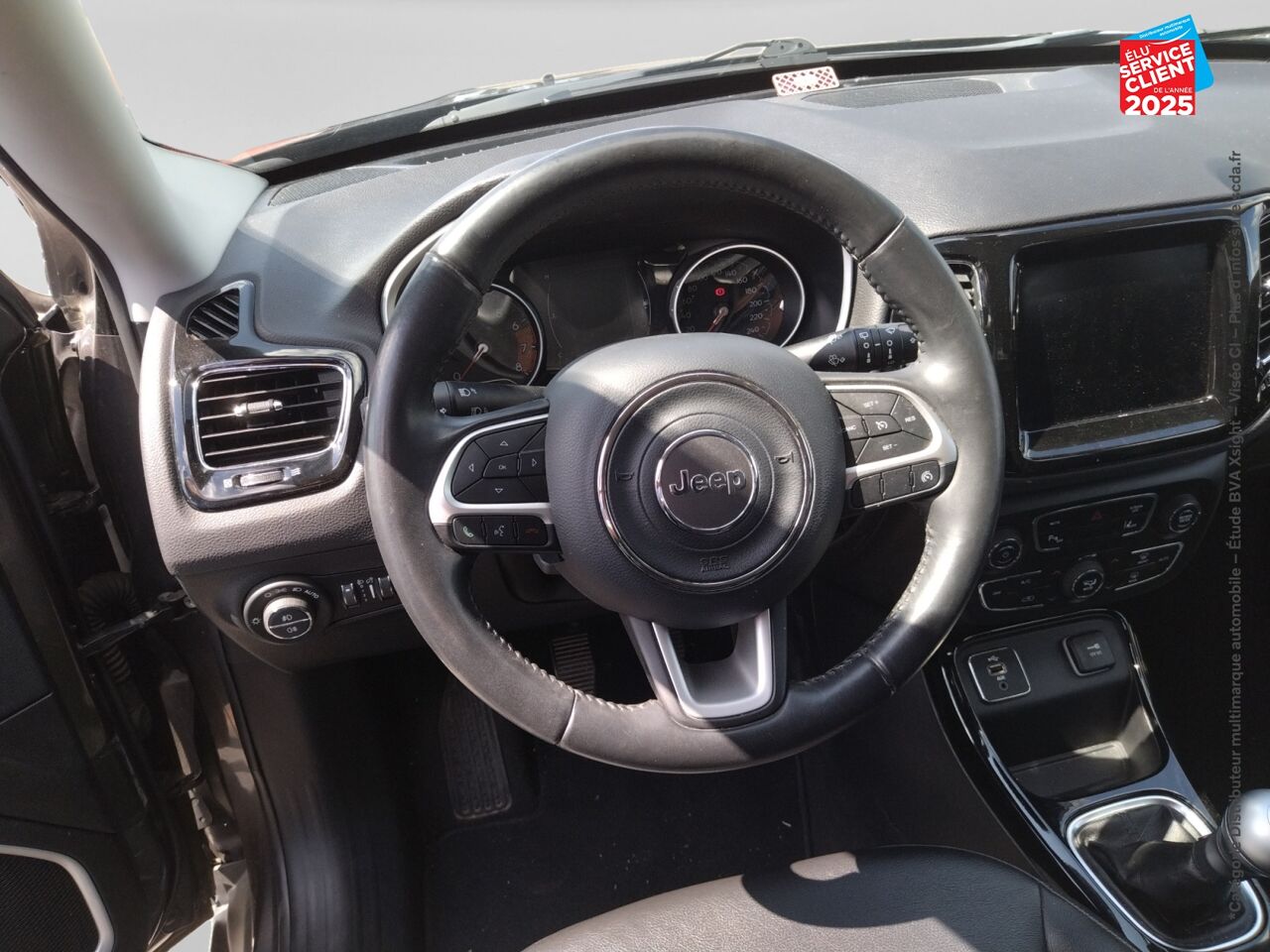 Véhicule d'occasion JEEP COMPASS 1.4 MULTIAIR II 140CH BROOKLYN EDITION 4X2 GPS CAMERA ATTELAGE chez Peugeot Charleville
