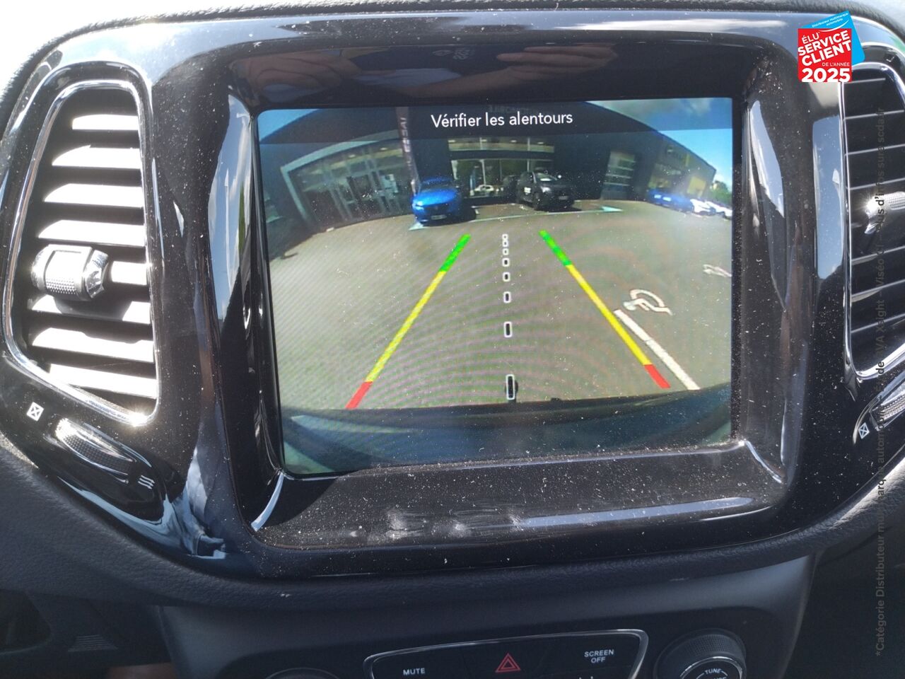 Véhicule d'occasion JEEP COMPASS 1.4 MULTIAIR II 140CH BROOKLYN EDITION 4X2 GPS CAMERA ATTELAGE chez Peugeot Charleville